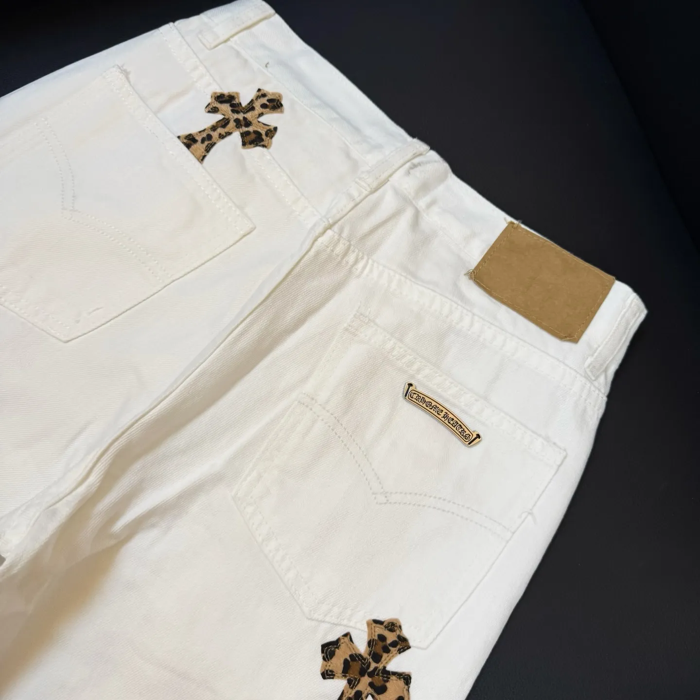 P260 model number: D336 Chrome Hearts Chrome Hearts straight casual white graffiti leopard print leather jeans SIZE #28-34 Full of graffiti breaks the monotony of white pants. It is like wearing a painting on your body.
